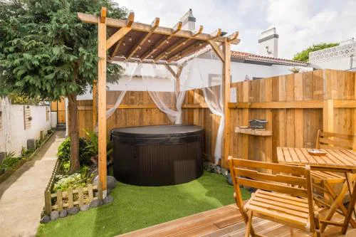 Cozy home with jacuzzi - near the airport