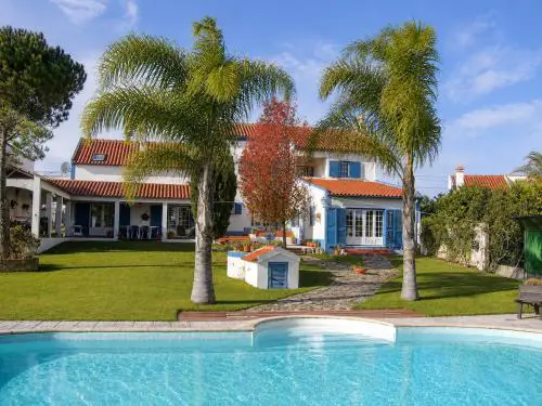 Spacious villa with pool, near Lisbon, for families and groups