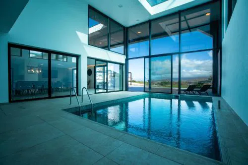 Batalha Retreat Villa - Private Luxury Villa with Heated Indoor Saltwater Pool