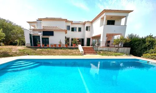 Family Villa with Pool & Huge Garden - Arrábida Trails & Beaches Nearby