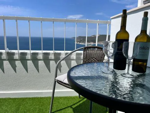 Axenic Retreat - Panoramic Ocean View, Sleeps 4, Ensuite Bathroom, New Redesign