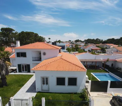 Casa do Mural - Heated Pool, Games Room & Beaches!