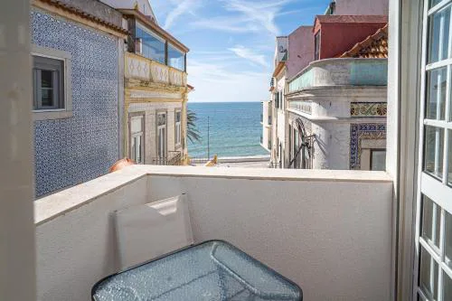Sesimbra Beach Apartment - The Perfect Seaside Getaway!