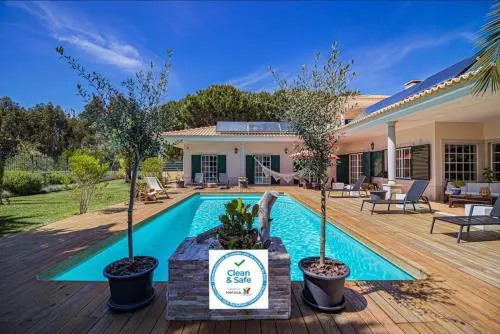 Spacious villa in Sesimbra with a private year-round pool