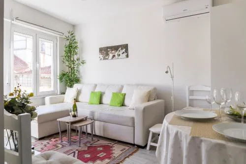 2 Bedroom house and Garden Lounge