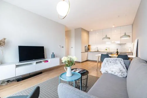 Apartmán AZIZI, private parking garage free, 5 min peso do centra