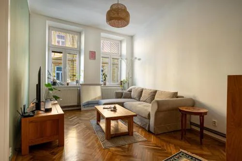 Spacious city flat with courtyard