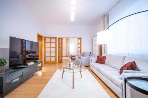 Your City Center Stylish & Spacious Apartment