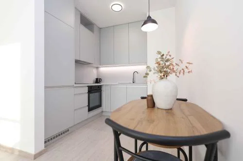 Apartment near Airport - Balcony & Free Parking