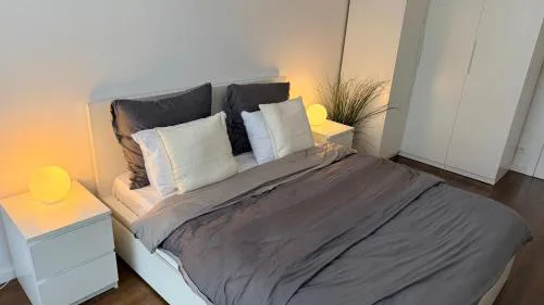 2 bedroom apartment with great location and air conditioning and parking