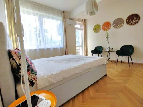 Big Stay - 4 Bedroom, 2 Bathroom Old Town Apartment with AC