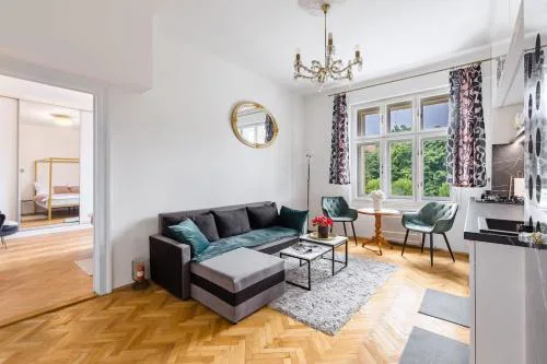 Golden Frame Apartment - Your City Center Spot