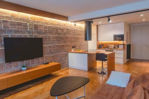 Luxury CITY CENTER APT w AC & Balcony