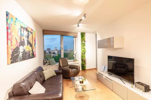 Modern 2-Bedroom - Fully Outfitted - Free Parking