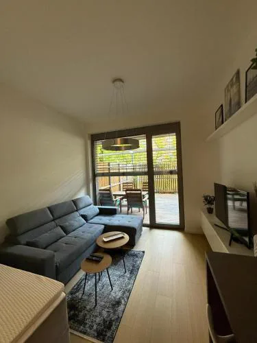 Moderný 1-izbový apartmán s terasou, raňajkami a parkovaním