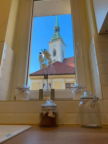 New Oldtown Apartment near St Martin Cathedral, AC, Balcony