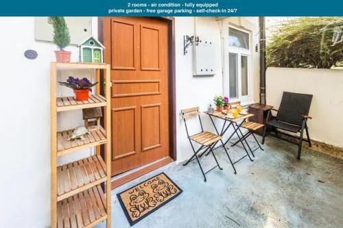 Old town 2 rooms apartment garden free parking