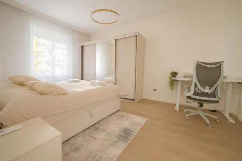 Spacious 2BR Retreat for Families & Friends near City Center