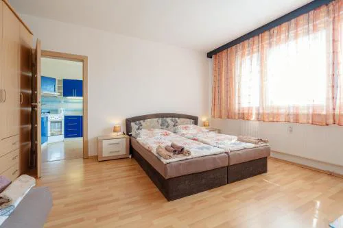 Team Flat & Urban Family Comfort - HomeBase with a Castle view