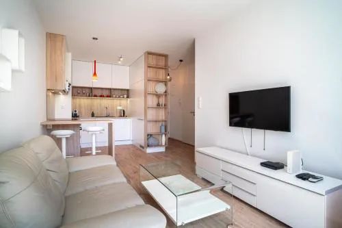 Bright 1BR Apt w Private Parking