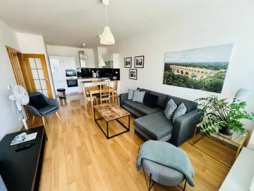 BL City View Apartment, 24hr Self Check-in, Free Private Parking, Panoramic View from Balcony, 5-minute walk to City Centre