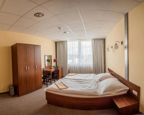 City Hotel B&B, reception 24 7, 800m od-from R1, free parking