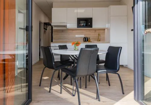Private Sunny Apt With Free Parking 24-7 self check-in