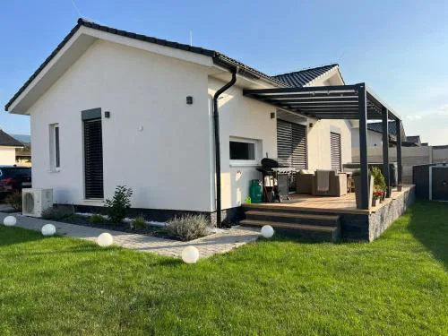 Moderný štýlový domček s virivkou-jacuzzi