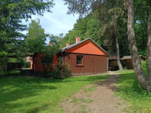 Chata oranžová