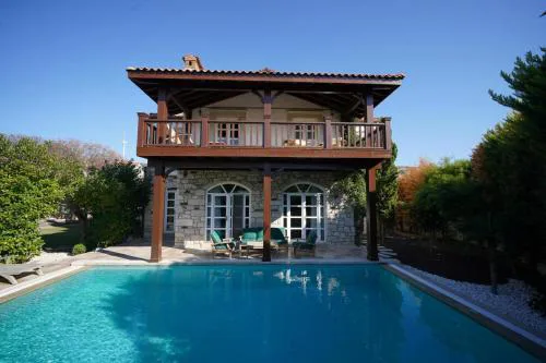 Çeşme Havuzlu Müstakil Villa