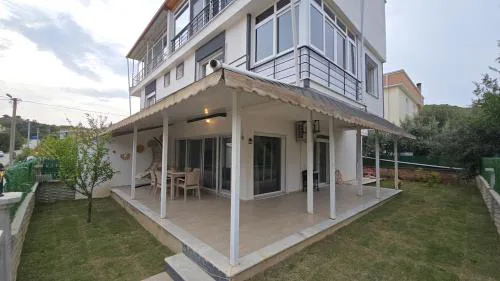 Detached Villa for 10 People with Garden and Parking