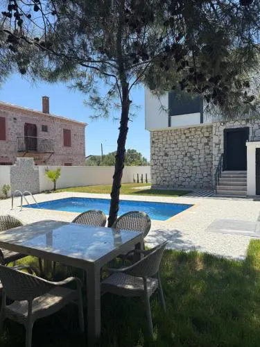 Modern Pool Villa near Sarımsaklı Beach in Ayvalık