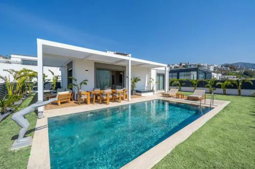 MAVIIE Luxusvilla mit Pool & Meerblick in Yalıkavak Geris