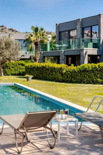 Stylish 2BR Retreat Pool Access Smart TV