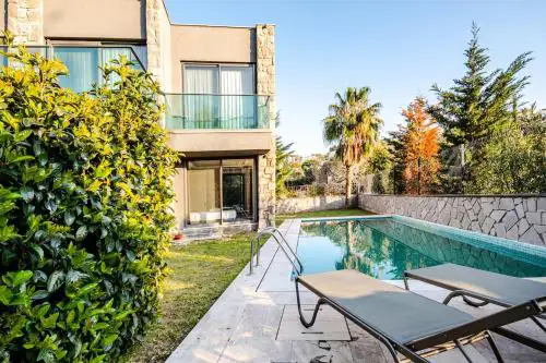 Stylish 4BR Villa with Private Pool 50m to Beach
