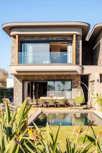 Stylish Beachfront Villa with Pool Gym Sauna SeaView