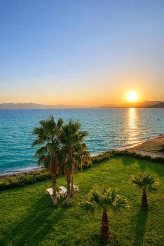 Beachfront 2-BR Apt in Pelitköy, Beach Access, Panoramic Terrace with Sea View
