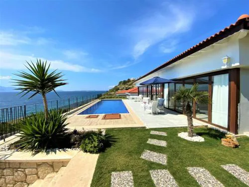 Located 3 km from the center of Çeşme