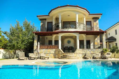 Hot tub-Fireplace-Pets-Sleeps 11-Bbq-Pool-Parking