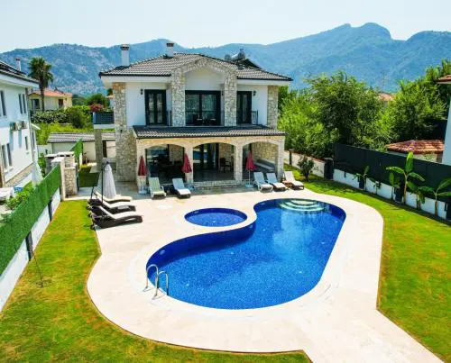 Villa-Sleeps 9-Parking-Pool-Bbq-Hot tub-Pets