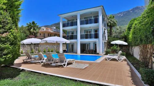 4 Bedroom Villa with Private Pool