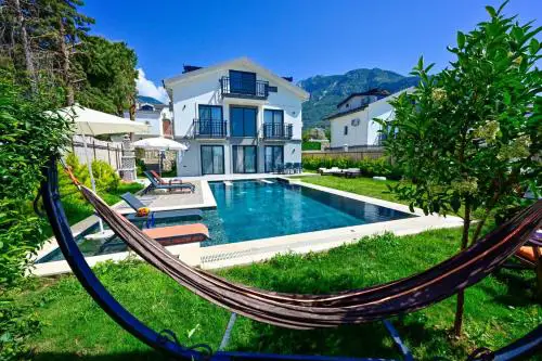 Aura luxury-Modern Stylish Central Holiday Villa For 6 Peeople