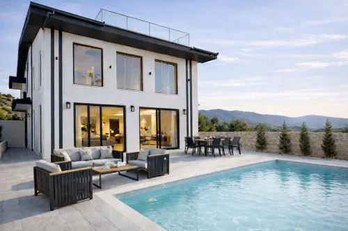 Elizabella Villa Luxury Spa Retreat in Nature with Heated Pool and Sauna