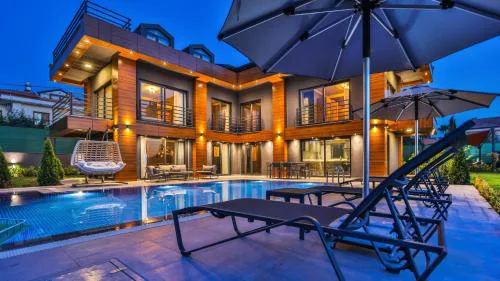 Luxury Villa Close to Shops and Restaurants -Large Garden Pool Table and Table Tennis