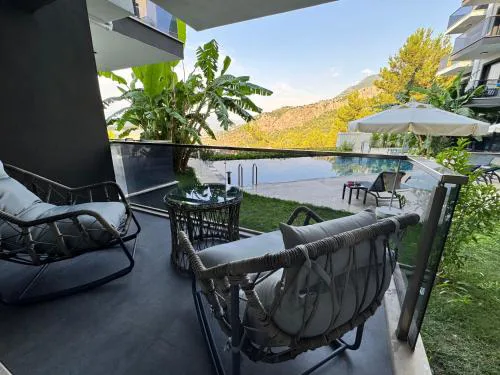 Stylish Lounge Apartment with Pool & Views