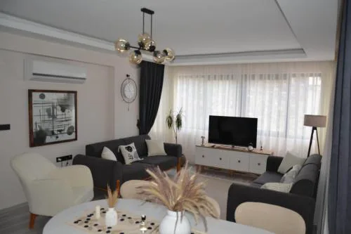 Fethiyede evinizdeki rahatlığın adresi 4 oda 1 salon 8 yatak 2 banyo ihtiyacınız olan tüm eşyalar vardır