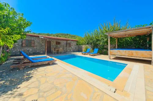 Havuzu Korunaklı Jakuzili Villa