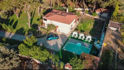 Private Villa in the Forest with Pool and Jacuzzi