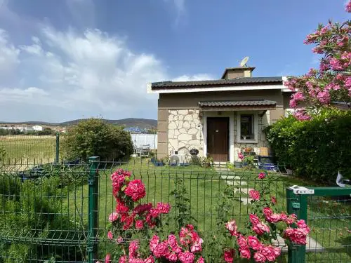 Urla'da tatlı, huzurlu, bahceli bir ev