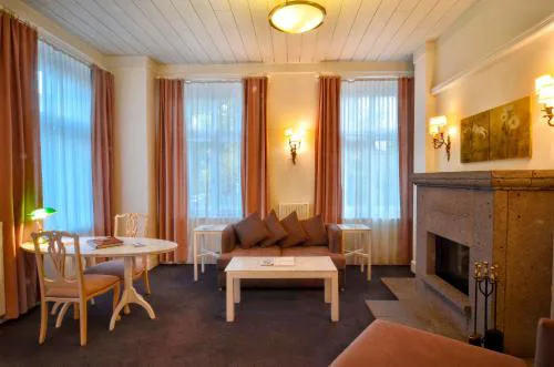 Kar's Hotel